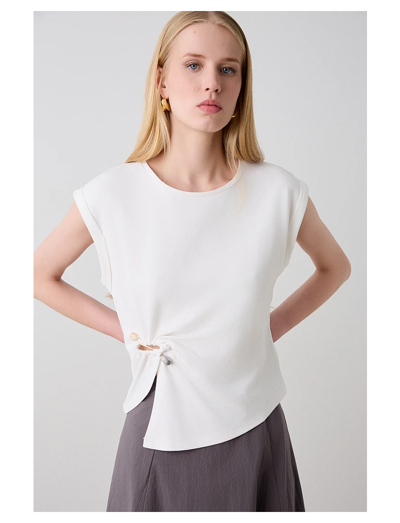 TSHIRT MANGA CURTA COM FENDA E ARO DECORATIVO