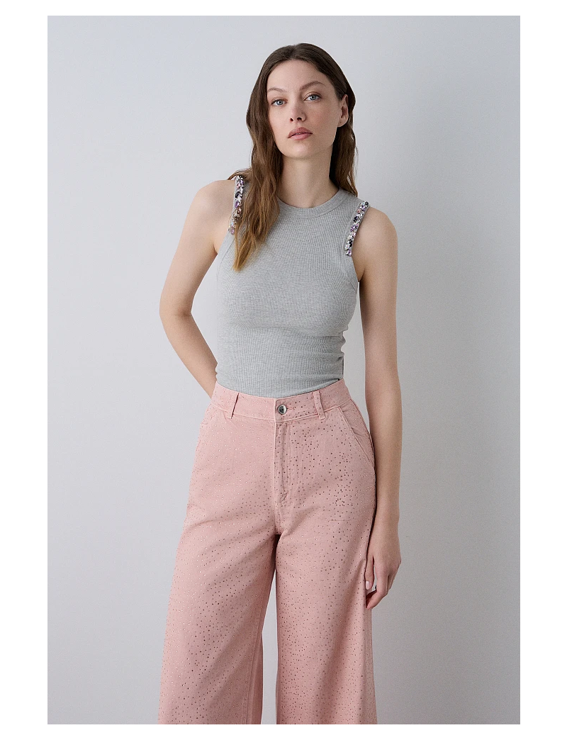 TOP SINGLETE CANELADO GREY COM PEDRARIAS