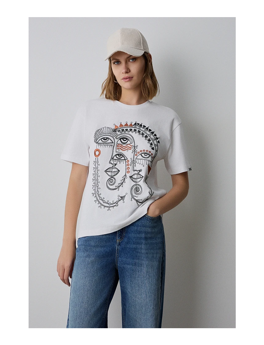 TSHIRT COM ESTAMPA GREGA BORDADA 