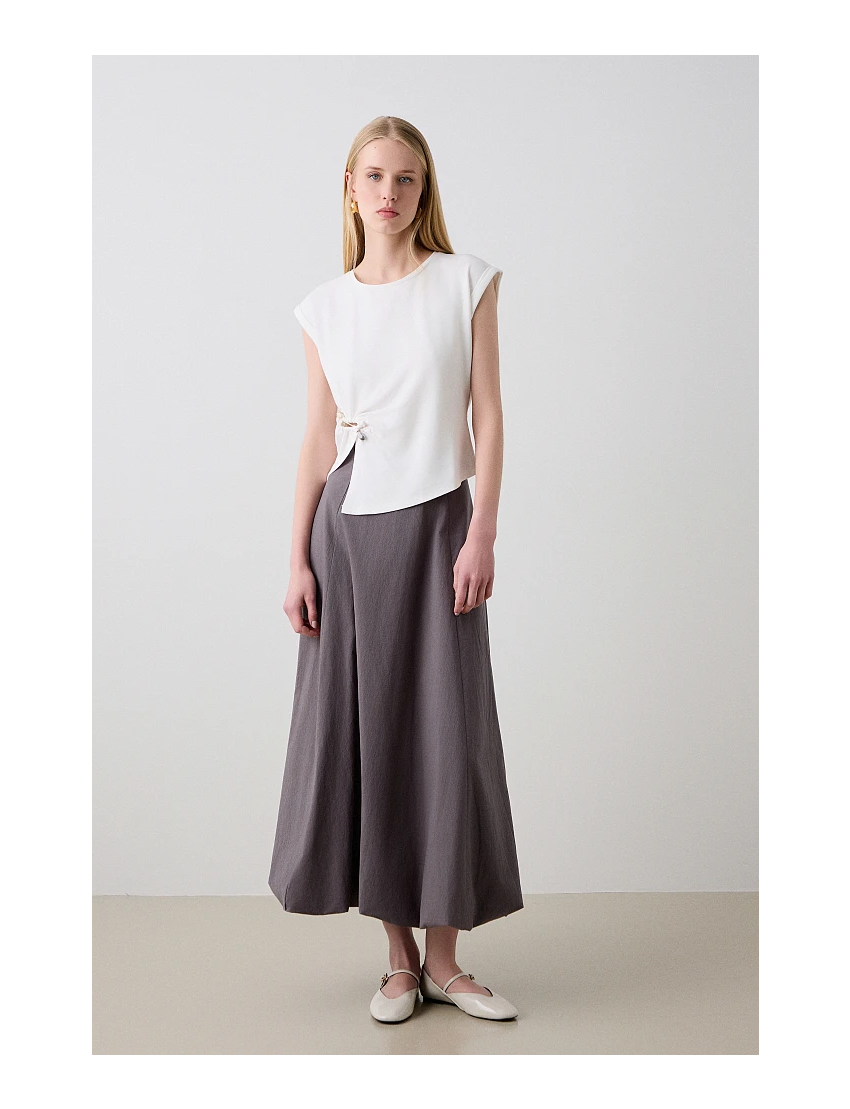 TSHIRT MANGA CURTA COM FENDA E ARO DECORATIVO