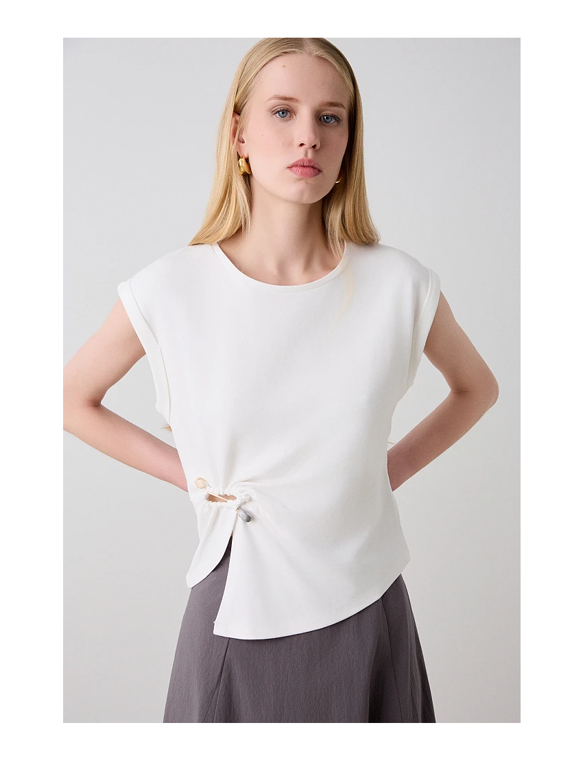 TSHIRT MANGA CURTA COM FENDA E ARO DECORATIVO