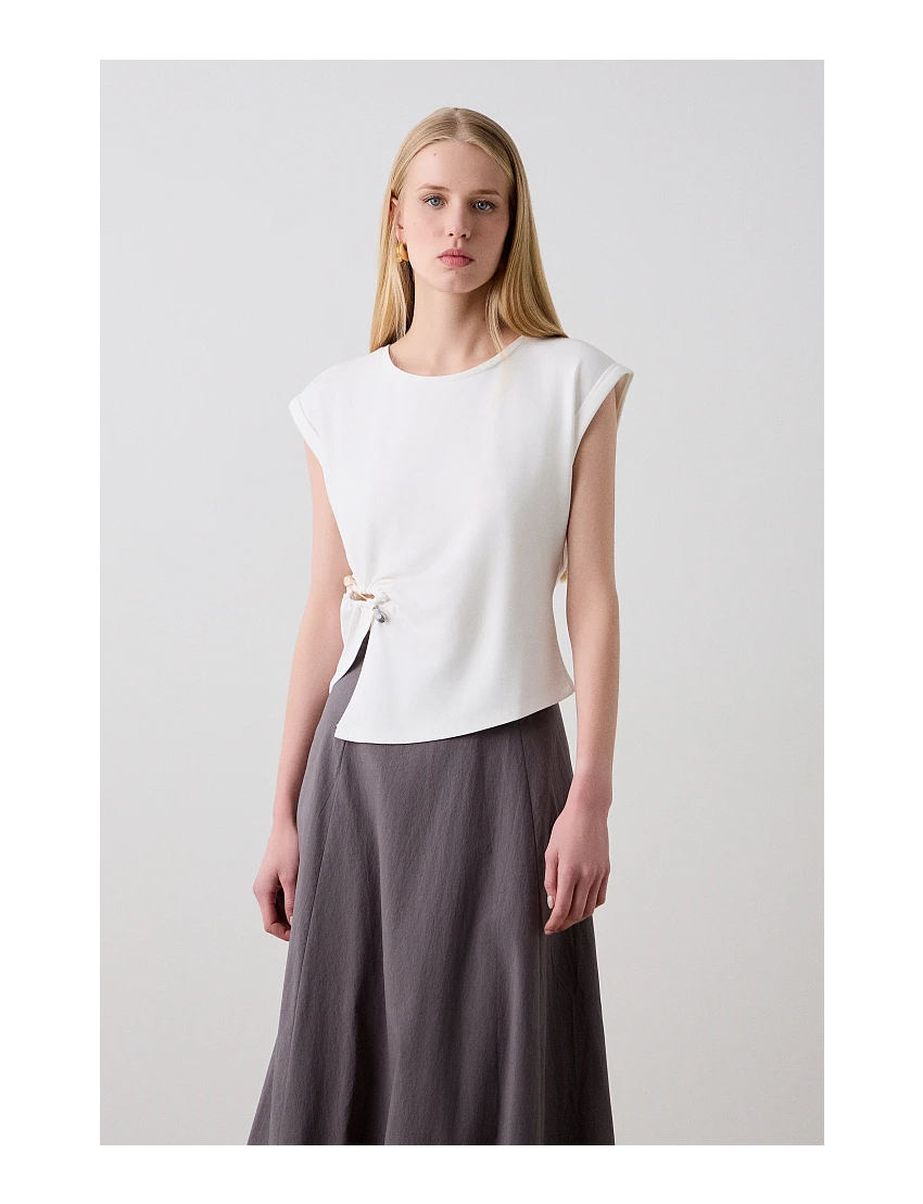 TSHIRT MANGA CURTA COM FENDA E ARO DECORATIVO