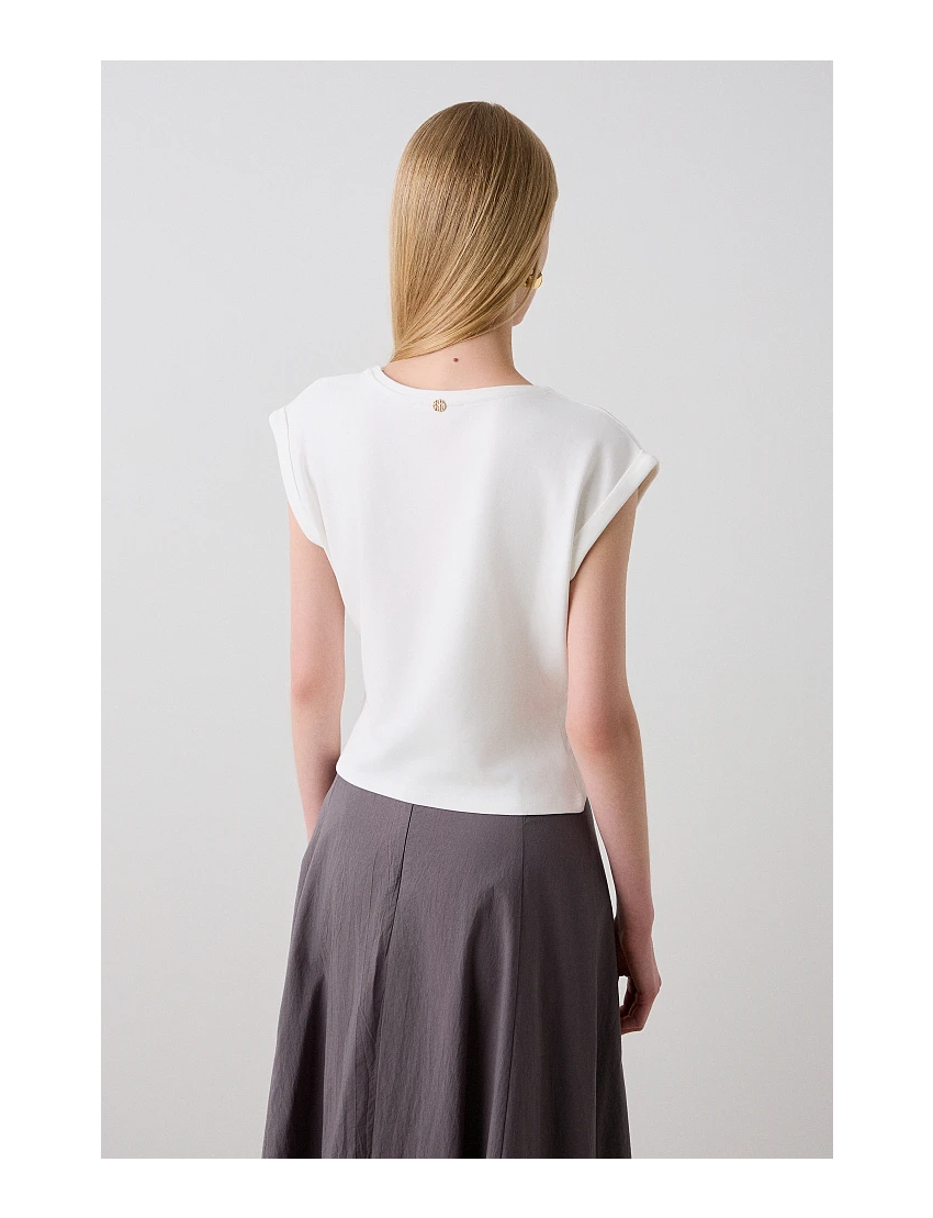 TSHIRT MANGA CURTA COM FENDA E ARO DECORATIVO