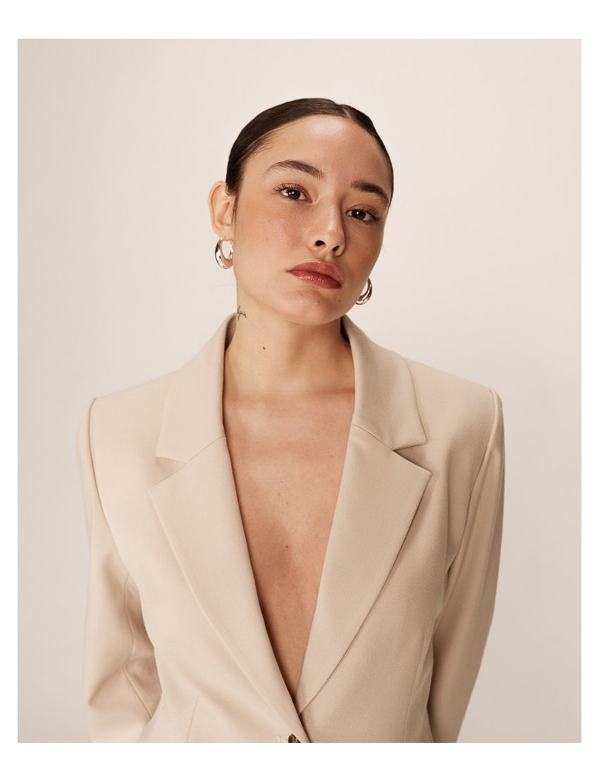 BLAZER REGULAR DE LAPELAS MANGAS LARGAS