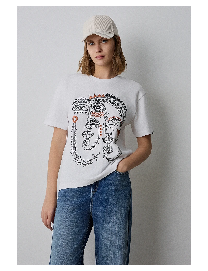 TSHIRT COM ESTAMPA GREGA BORDADA 